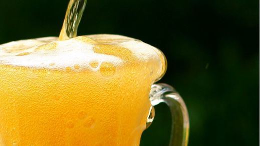¿Por qué la espuma detiene el movimiento de la cerveza?