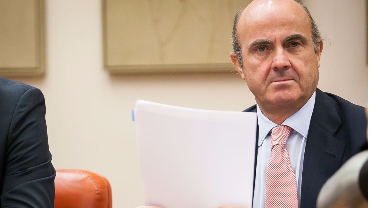 Las "mentiras" y contradicciones de De Guindos a la hora de explicar el 'caso Soria'