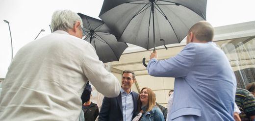Sánchez aguanta el chaparrón e insiste en que quiere gobernar con Rivera e Iglesias