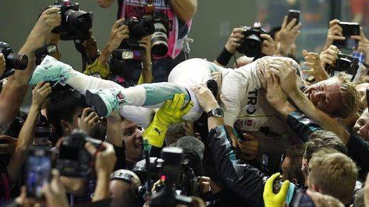 Rosberg reina en la noche de Singapur y recupera el liderato; Alonso, séptimo