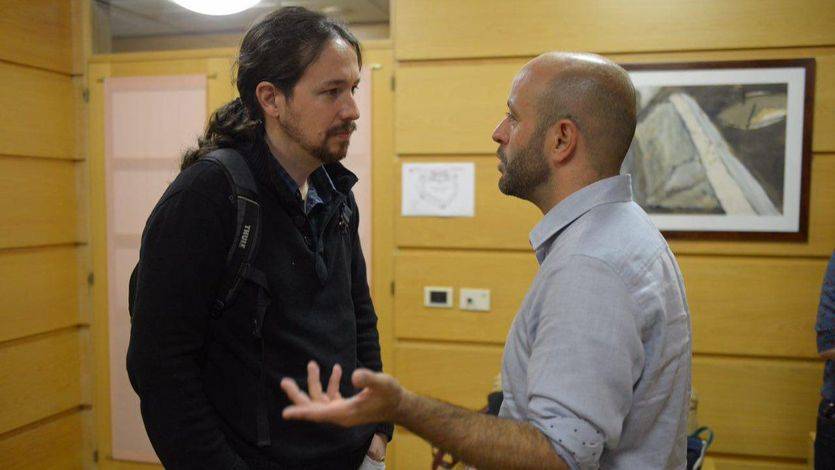 Iglesias conversa con el candidato de 'En Marea', Luis Villares' antes de comenzar un mitin