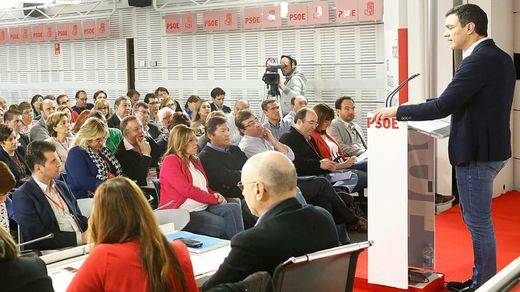 Los críticos del PSOE callan ante la falta de alternativa para 'derrocar' a Pedro Sánchez