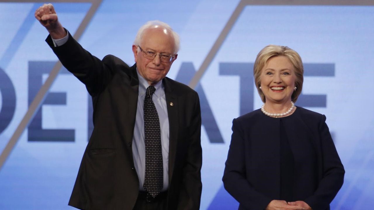 Clinton tira de su rival demócrata Sanders para ganarse el voto joven