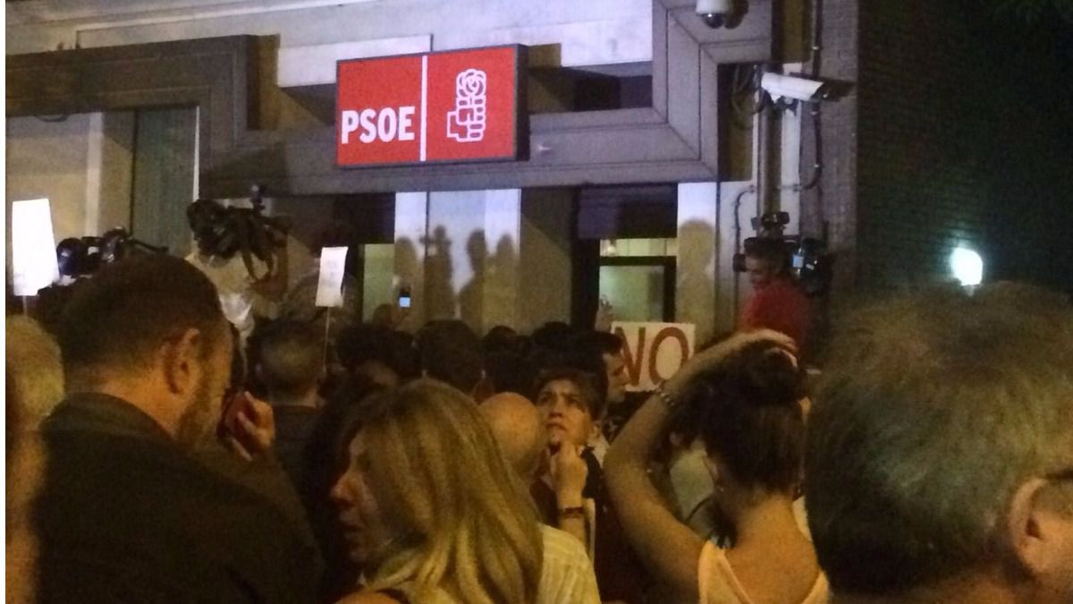 Una calle Ferraz abarrotada recibe la dimisión de Sánchez con abucheos y gritos de "golpistas" hacia los críticos