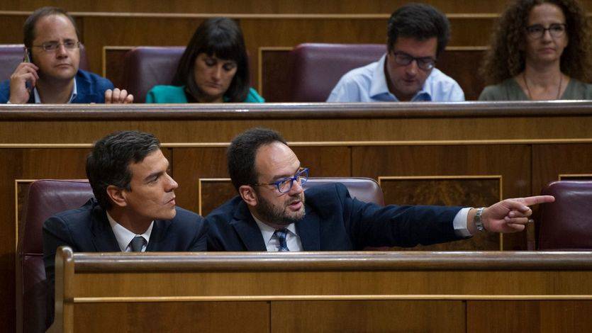 Elegante reestructuración del PSOE en el Congreso: Sánchez cambia de escaño, pero no a la sombra de Madina