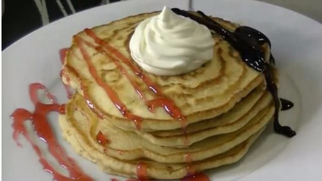 ¿Antojo de unas ricas tortitas? Zámpatelas con sirope y nata en 3 pasos