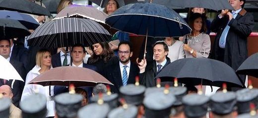 El 12-O se convierte en una metáfora de la investidura: dirigentes de PP y PSOE, bajo el mismo paraguas