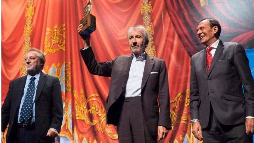 Sacristán, entre Manuel Galiana y Toni Isbert, muestras el premio a los asistentes a la gala en el Teatro Circo de Albacete