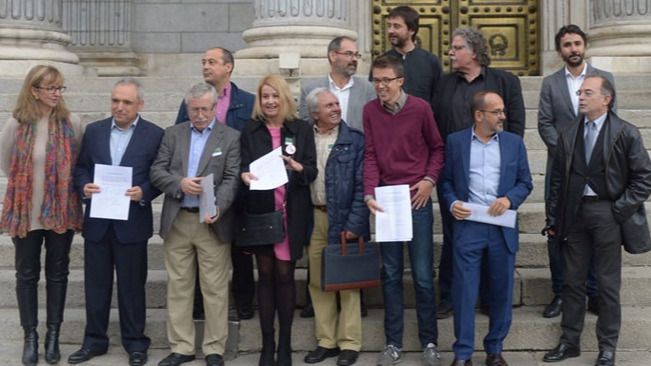 Representantes de sindicatos, de Podemos, PSOE, ERC y Convergència tras la presentación de la iniciativa