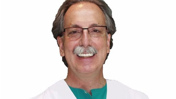 El Dr. Antonio Rey Gil, sobre los implantes dentales MIDI: 'Se colocan sin abrir la encía'