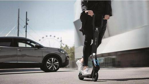 Peugeot 3008, el único vehículo con un patinete eléctrico como opción de equipamiento