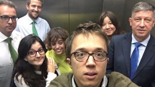 Chascarrillos con el 'selfie' de Errejón encerrado en un ascensor con 3 diputados del PP