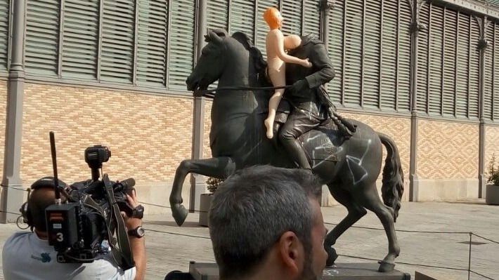 Franco cae del todo: tumban la estatua ecuestre del dictador en la exposición de Barcelona