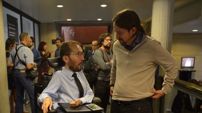 Pablo Iglesias charla con Pablo Echenique durante una visista a Aragón