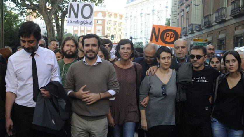 Diputados de Podemos e IU acuden al 'Rodea el Congreso' entre aplausos