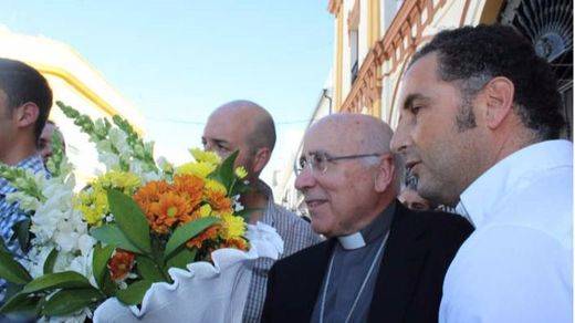 El socialista alcalde de Moguer hace una ofrenda a la Virgen de Montemayor junto al obispo de Huelva