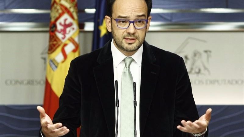 El portavoz socialista, Antonio Hernando, en la presentación del documento de respuesta a Podemos.