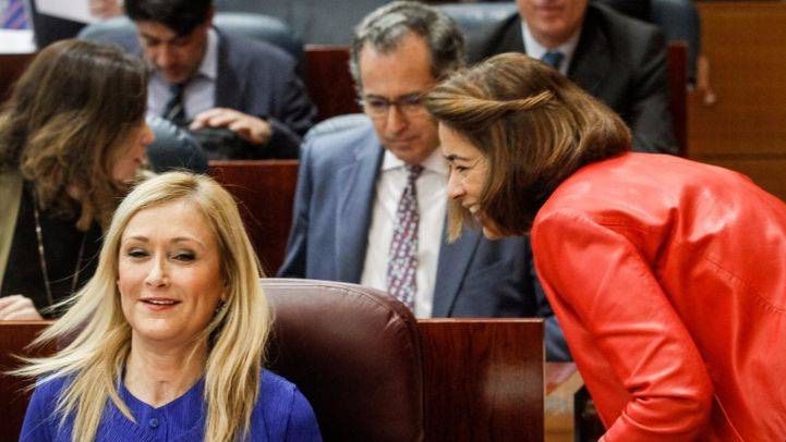 Cristina Cifuentes, la diputada Elena González-Moñux y Enrique Ossorio en el hemiciclo de la Asamblea de Madrid
