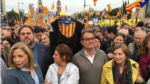 Miles de personas protestan en Barcelona por las acciones judiciales contra el proceso independentista
