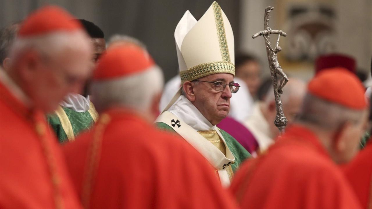 La 'BBC' destapa una conspiración contra el Papa, al que consideran un "hereje"
