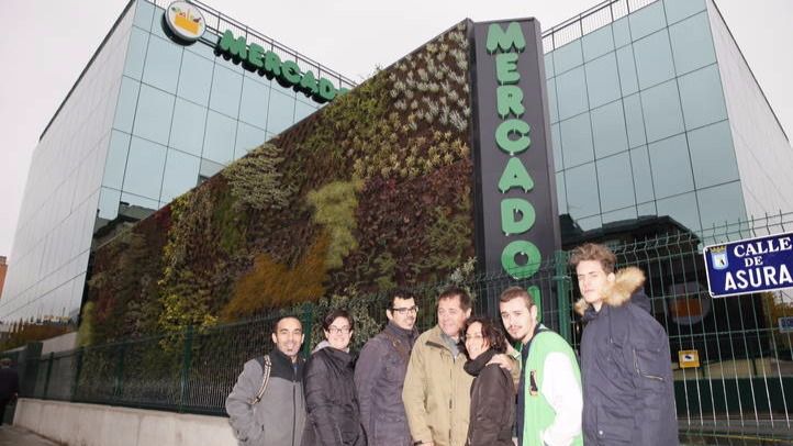 Mercadona colabora con la Fundación Capacis para la construcción de un jardín vertical en su nueva tienda en Madrid