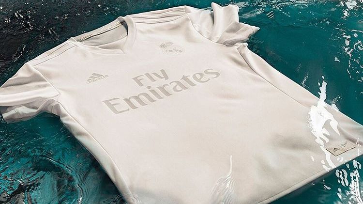¿Por qué fue totalmente blanca la camiseta del Real Madrid ante el Sporting?