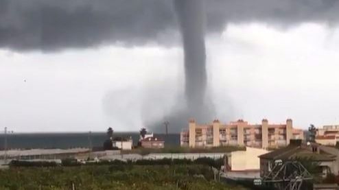 Espectacular tromba ante la costa de Valencia