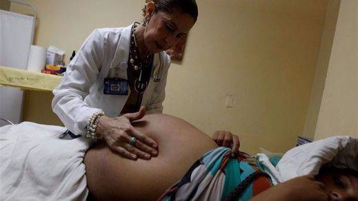 Una ginecóloga atiende a una mujer embarazada
