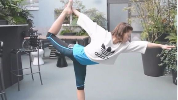 La actriz practica el 'Flow Hot Yoga'