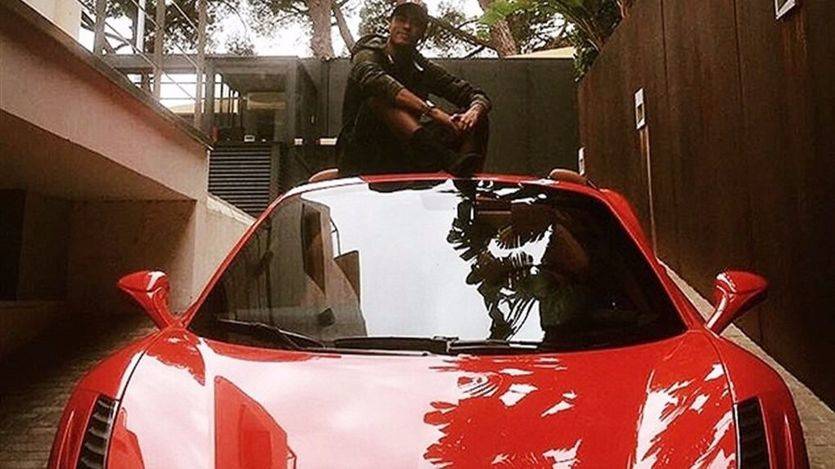 Neymar con su Ferrari