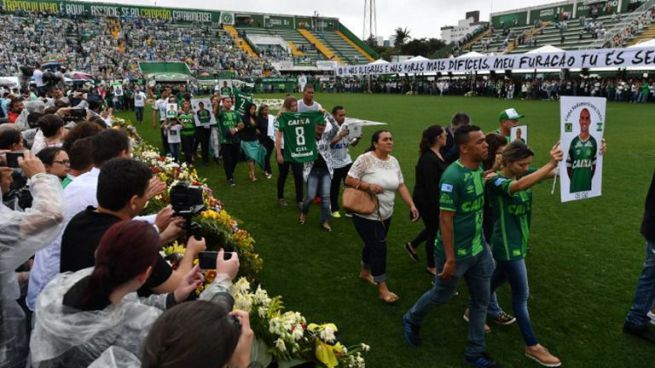 El fútbol consuela a la afición del Chapecoense declarándole campeón de la Copa Sudamericana
