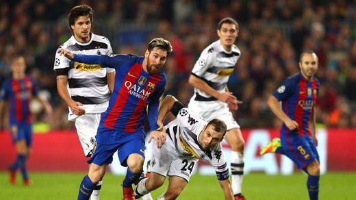Champions: la batuta de Iniesta y la pegada de Arda reviven al Barça ante el Borussia (4-0)