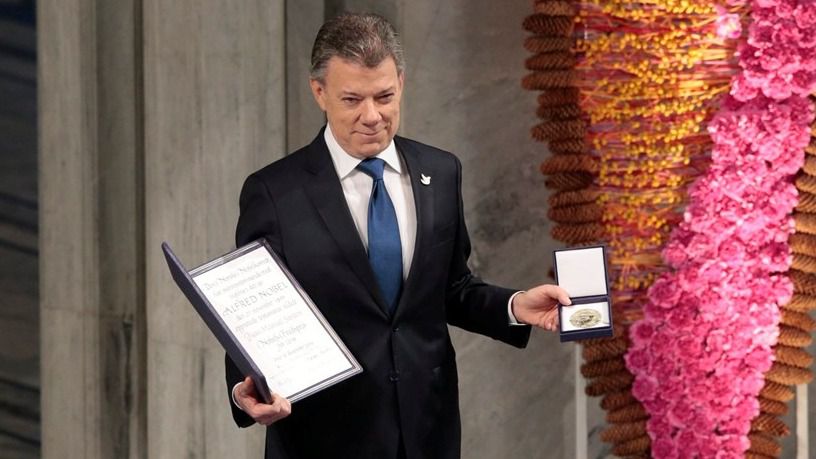 Santos recibe uno de los premios Nobel de la Paz más frágiles de la historia