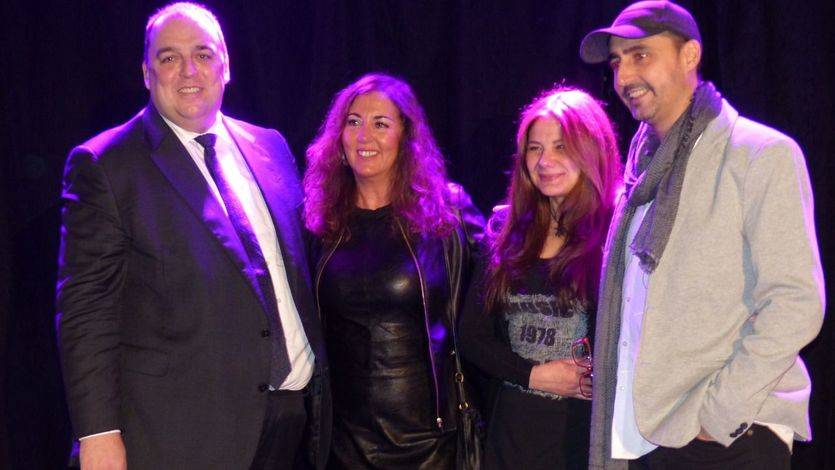 Julián Valcárcel, a la izquierda, y Tuti Fernández, a la derecha, con algunas de las actrices de 'Lotería 2016'