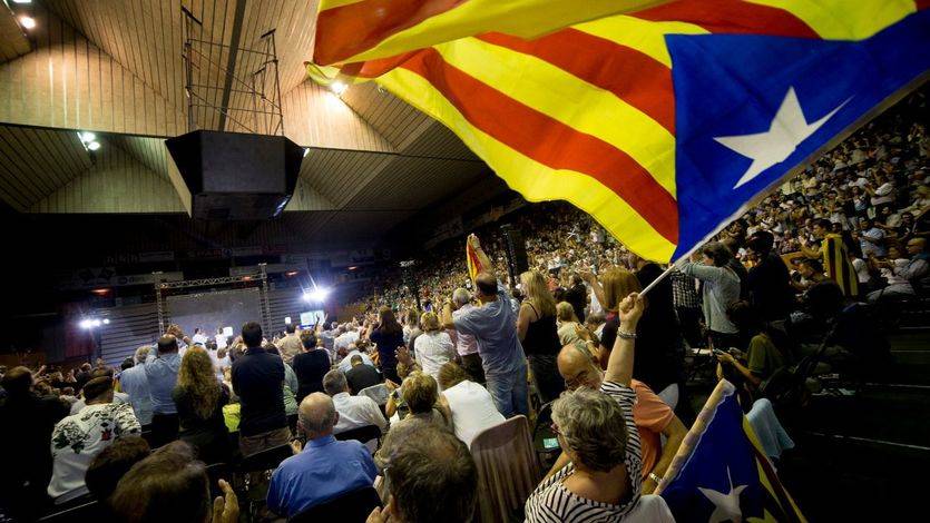 El Constitucional paraliza el acuerdo del Parlament para convocar el referéndum en Cataluña