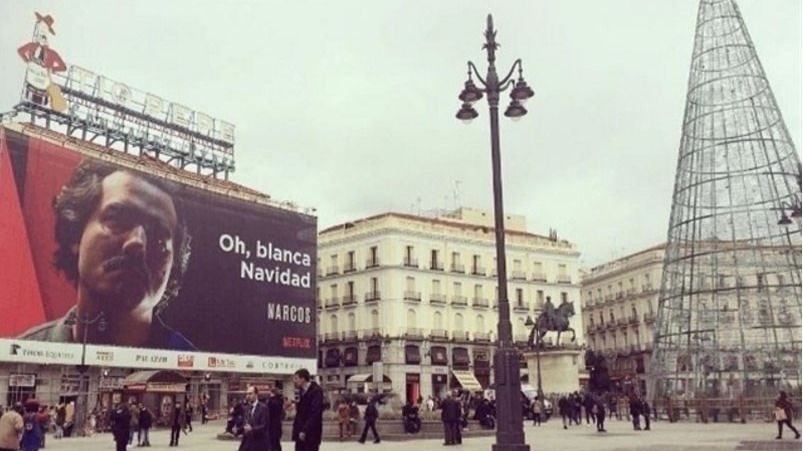 Carmena no retirará el cartel de 'Narcos' de la Puerta del Sol pese a la petición diplomática de Colombia