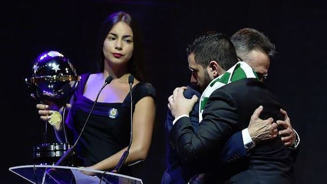 Emotiva entrega al Chapecoense del título de campeón de la Copa Sudamericana