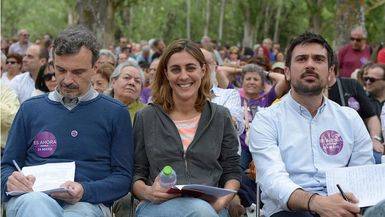 Lorena López Ruiz entre José Manuel López (izquierda) y Espinar (derecha) en una pasada reunión de Podemos 