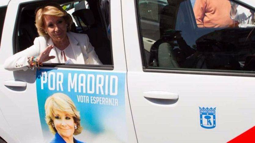 Esperanza Aguirre en un taxi con publicidad electoral
