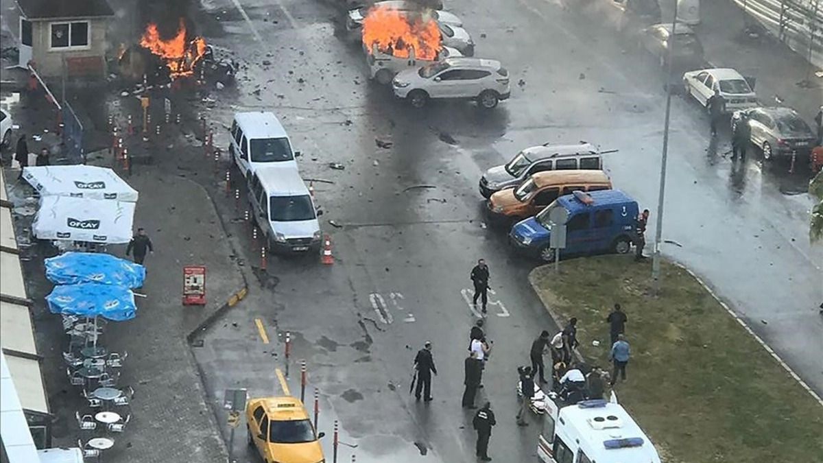 Turquía sufre otro atentado: cuatro muertos, dos de ellos los terroristas, por un coche bomba en Esmirna