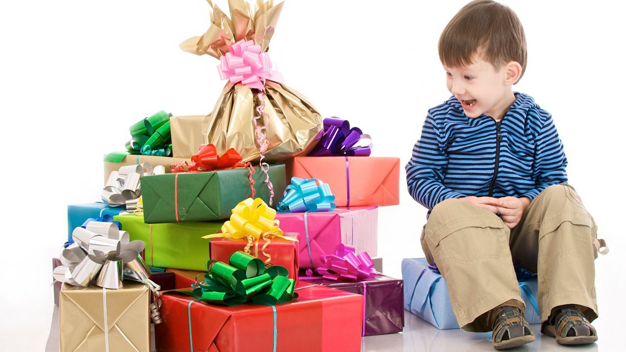 ¿Su hijo ha recibido muchos regalos de Reyes?: sepa los problemas psicológicos que acarrea