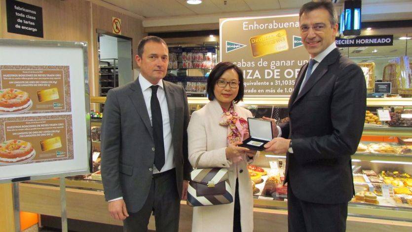 Rafael Oltra y Jens Weidenbach en la entrega del lingote de oro a Chen Domqiu