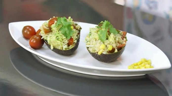 Aguacates rellenos de quinoa