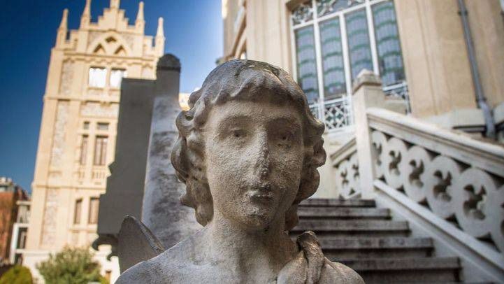 Detalle de la fachada del Colegio de Nuestra Señora del Pilar