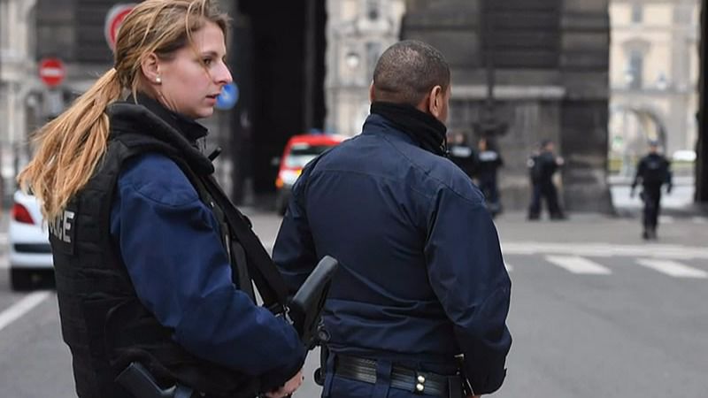 Un militar dispara en París a un presunto terrorista en las inmediaciones del Museo del Louvre
