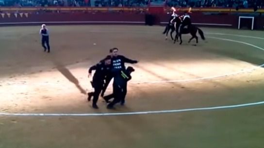Un antitaurino detenido tras saltar al ruedo en Valdemorillo graba los insultos y golpes de un guardia civil (vídeo)