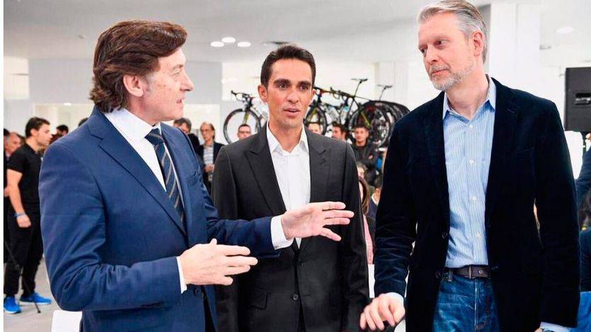 Contador, un gran y solidario campeón: presenta sus equipos de chavales jóvenes y su Fundación