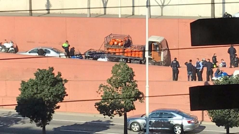 Un hombre que secuestró un camión de butano en Barcelona disparó todas las arlamas por terrorismo