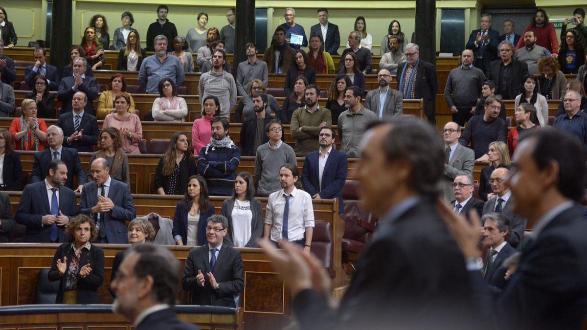 Podemos escenifica su oposición al presidente de Argentina sin saltarse el protocolo
