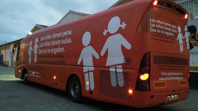 'Hazte Oír' continúa su desafío y fleta otro vehículo sobre niños transgénero